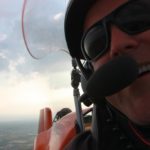Sascha Busch mit Fliegerbrille und Headset im Tragschrauber