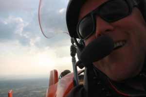 Sascha Busch mit Fliegerbrille und Headset im Tragschrauber