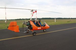 Der Tragschrauber rollt zur Startbahn