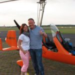 Simone und Sascha Busch neben dem Tragschrauber