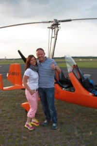 Simone und Sascha Busch neben dem Tragschrauber