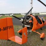 Der orangefarbene Tragschrauber mit dem Kennzeichen D-MFFI auf dem Vorfeld