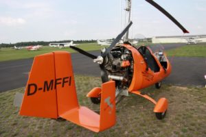 Der orangefarbene Tragschrauber mit dem Kennzeichen D-MFFI auf dem Vorfeld