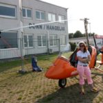 Simone Busch vor dem Tragschrauber am Flugplatz Bonn/Hangelar