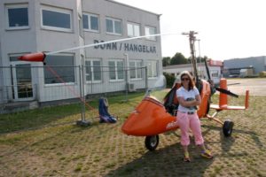 Simone Busch vor dem Tragschrauber am Flugplatz Bonn/Hangelar