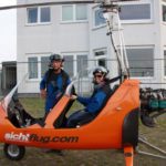Pilot und Passagier im startbereiten Tragschrauber
