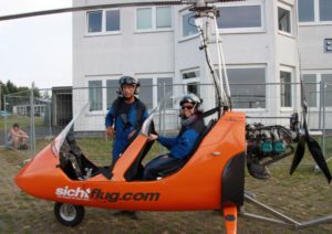 Pilot und Passagier im startbereiten Tragschrauber