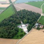 Luftaufnahme von Schloss Falkenlust bei Brühl zwischen Feldern
