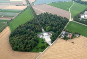 Luftaufnahme von Schloss Falkenlust bei Brühl zwischen Feldern