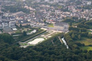 Luftaufnahme von Brühl mit Schloss Augustusburg und Schlossgarten