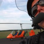 Blick aus dem Tragschrauber auf den Piloten mit Headset