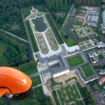 Blick über die Tragschrauberhaube auf Schloss Augustusburg und den Schlossgarten