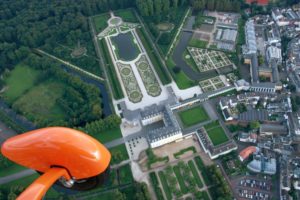 Blick über die Tragschrauberhaube auf Schloss Augustusburg und den Schlossgarten