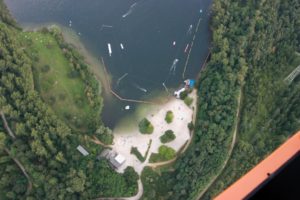 Luftaufnahme eines Ville-Sees mit Badestrand und Wasserskianlage