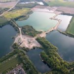 Luftaufnahme mehrerer Ville-Seen mit türkis schimmerndem Wasser