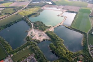 Luftaufnahme mehrerer Ville-Seen mit türkis schimmerndem Wasser