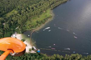 Luftaufnahme eines Sees in der Ville mit Badestrand