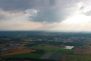 Wolkenstimmung über der Kölner Bucht, aufgenommen aus dem Tragschrauber
