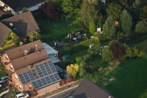 Luftaufnahme von Wohnhäusern mit Gärten und Solaranlagen in Bornheim-Walberberg