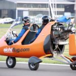 Der Tragschrauber mit Pilot und Passagier auf dem Rollfeld
