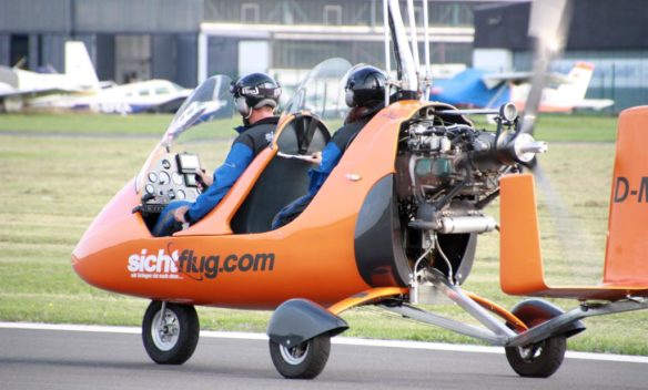 Der Tragschrauber mit Pilot und Passagier auf dem Rollfeld