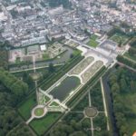 Luftaufnahme von Schloss Augustusburg in Brühl mit dem barocken Schlossgarten