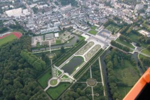 Luftaufnahme von Schloss Augustusburg in Brühl mit dem barocken Schlossgarten
