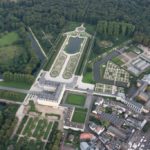 Luftaufnahme von Schloss Augustusburg in Brühl mit dem Schlossgarten
