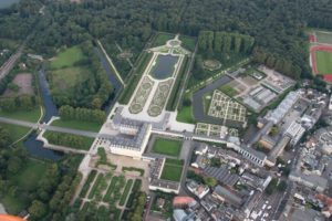 Luftaufnahme von Schloss Augustusburg in Brühl mit dem Schlossgarten