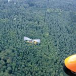 Ein zweiter Tragschrauber über den Wäldern der Ville