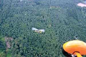 Ein zweiter Tragschrauber über den Wäldern der Ville