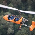Der Tragschrauber im Flug über den Wäldern der Ville