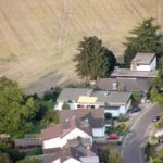 Luftaufnahme von Wohnhäusern am Ortsrand mit angrenzenden Feldern