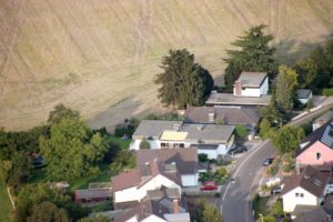 Luftaufnahme von Wohnhäusern am Ortsrand mit angrenzenden Feldern
