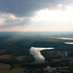 Luftaufnahme der Ville-Seen zwischen Wäldern im Abendlicht