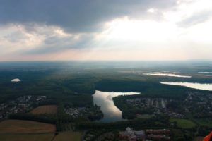 Luftaufnahme der Ville-Seen zwischen Wäldern im Abendlicht