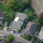 Luftaufnahme von Wohnhäusern mit Gärten aus geringer Höhe