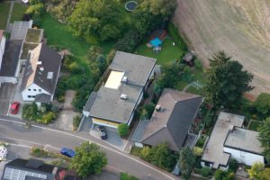 Luftaufnahme von Wohnhäusern mit Gärten aus geringer Höhe