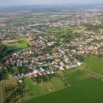 Luftaufnahme einer Ortschaft in der Kölner Bucht mit umliegenden Feldern