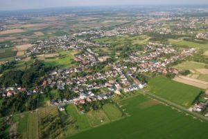 Luftaufnahme einer Ortschaft in der Kölner Bucht mit umliegenden Feldern