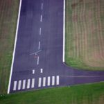 Luftaufnahme der Start- und Landebahn des Flugplatzes