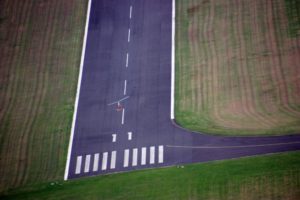 Luftaufnahme der Start- und Landebahn des Flugplatzes