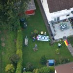 Luftaufnahme eines Gartens mit einem Grußbanner während des Rundflugs
