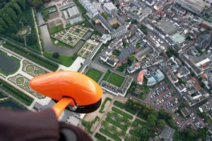 Blick über die Tragschrauberhaube auf Schloss Augustusburg in Brühl