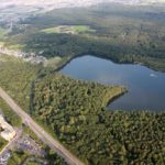 Luftaufnahme eines Ville-Sees am Rand der Ortschaft