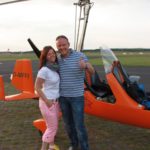 Simone und Sascha Busch vor dem Tragschrauber am Flugplatz