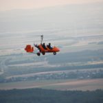 Ein zweiter Tragschrauber im Flug über der Landschaft