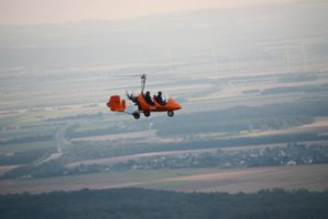 Ein zweiter Tragschrauber im Flug über der Landschaft