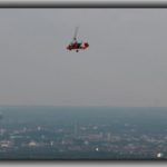 Der Tragschrauber als kleiner Punkt am Himmel über der Kölner Bucht
