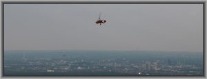Der Tragschrauber als kleiner Punkt am Himmel über der Kölner Bucht